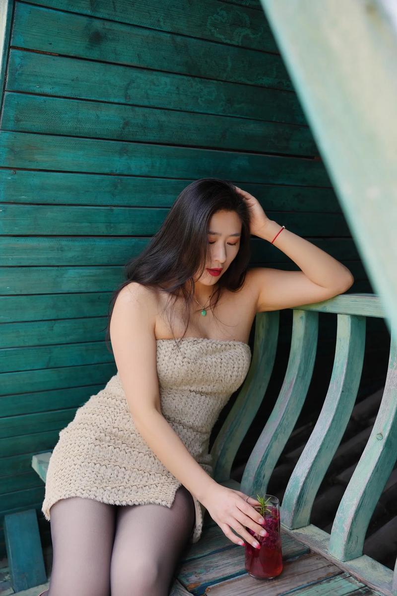 我操哭美女老师的相关介绍