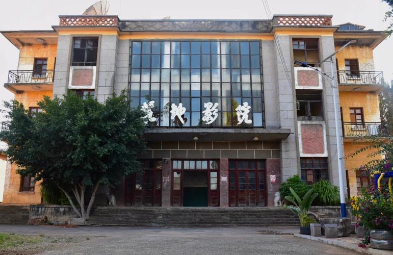 一边亲一边摸免费的的相关介绍
