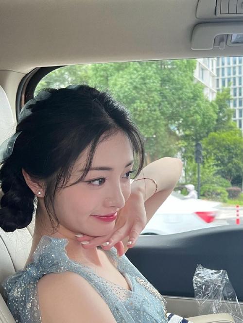 丝袜秘书大奶子的相关介绍