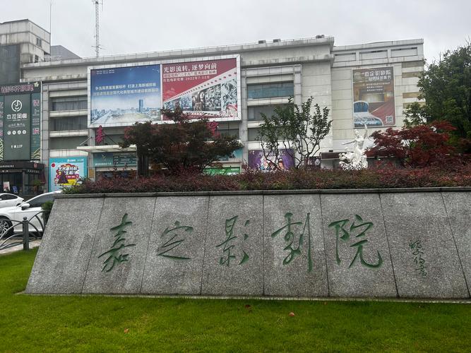 张真源被摁着c到高潮小说的相关介绍